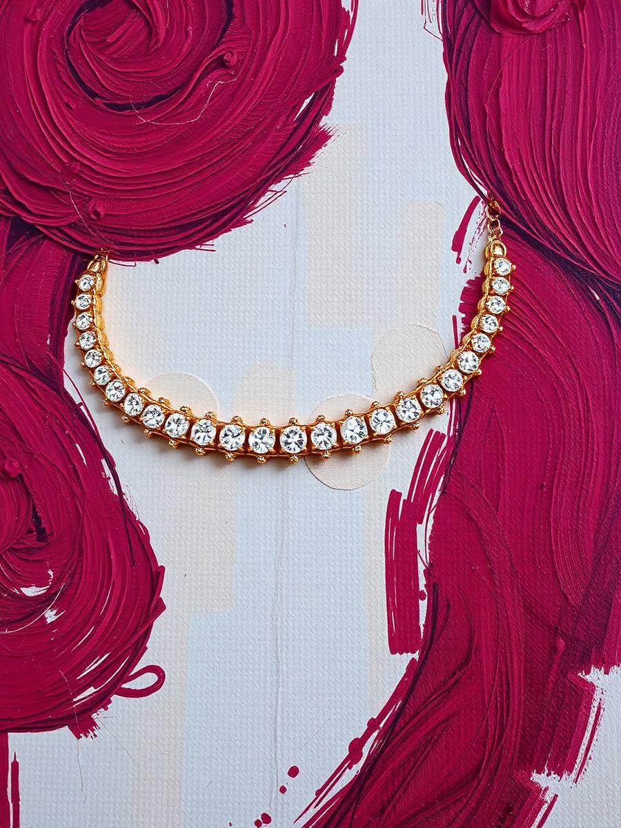Choker dourada com zircônias sobre seda bordô